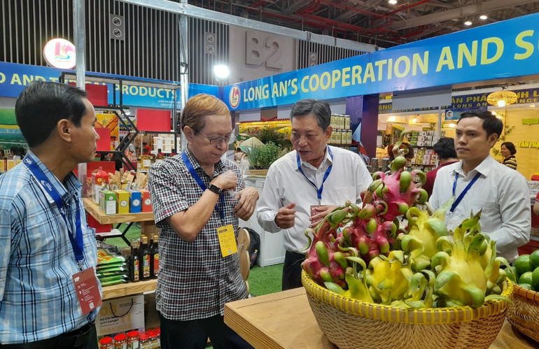 Lãnh đạo Sở Công thương Long An trao đổi với nhà khoa học về sản phẩm nông sản sản xuất tại Long An.