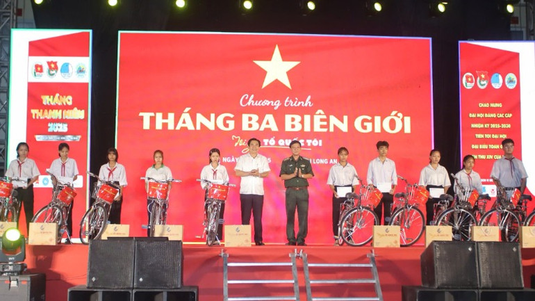 Trao xe đạp cho học sinh có hoàn cảnh khó khăn tại xã Quý Quý Tây, Đức Huệ, Long An