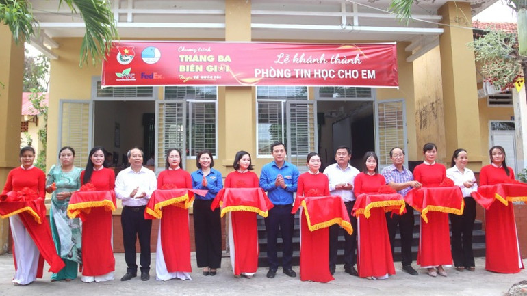 Lãnh đạo Trung ương Đoàn Thanh niên Cộng sản Hồ Chí Minh và địa phương cắt băng khánh thành phòng tin học tại Trường trung học cơ sở và Phổ thông Trung học Mỹ Quý Đông, Đức Huệ, Long An.