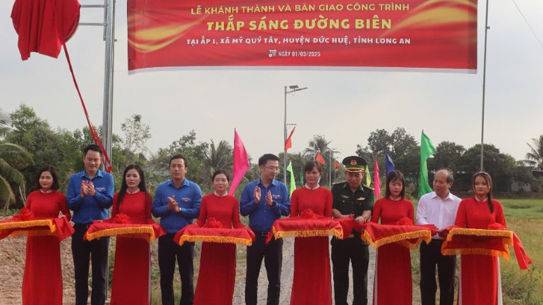 Khánh thành và bàn giao công trình Thắp Sáng Đường biên tại xã Mỹ Quý Tây, Đức Huệ, Long An