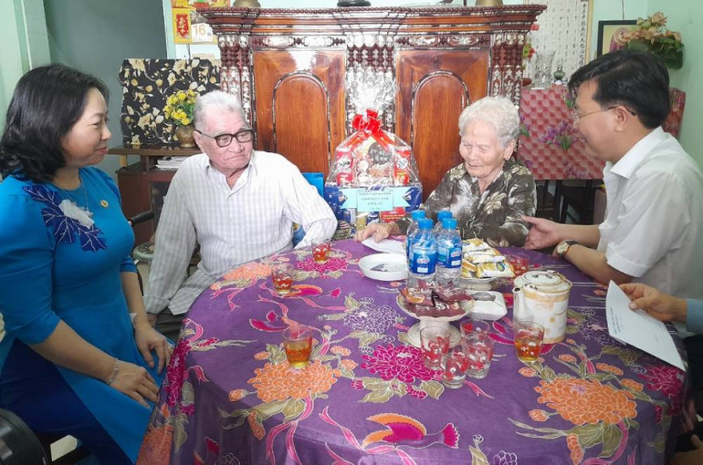 Phó Chủ tịch Tổng Liên đoàn Lao động Việt Nam Thái Thu Xương thăm, tặng quà cho bà Phan Thị Ảnh.