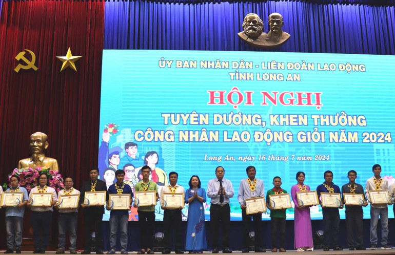 Lãnh đạo Tổng Liên đoàn Lao động Việt Nam và Lãnh đạo tỉnh Long An trao Bằng khen cho công nhân lao động giỏi.