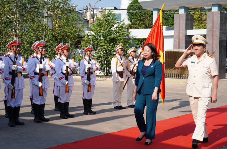 Giám đốc Công an tỉnh Long An Lâm Minh Hồng đón tiếp Phó Chủ tịch nước Võ Thị Ánh Xuân đến chúc Tết Lực lượng Công an Long An.