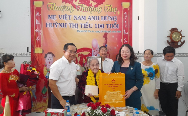 Phó Chủ tịch nước Võ Thị Ánh Xuân và Bí thư Tỉnh ủy Long An Nguyễn Văn Được tặng quà Mẹ Việt Nam Anh hùng Huỳnh Thị Tiếu.