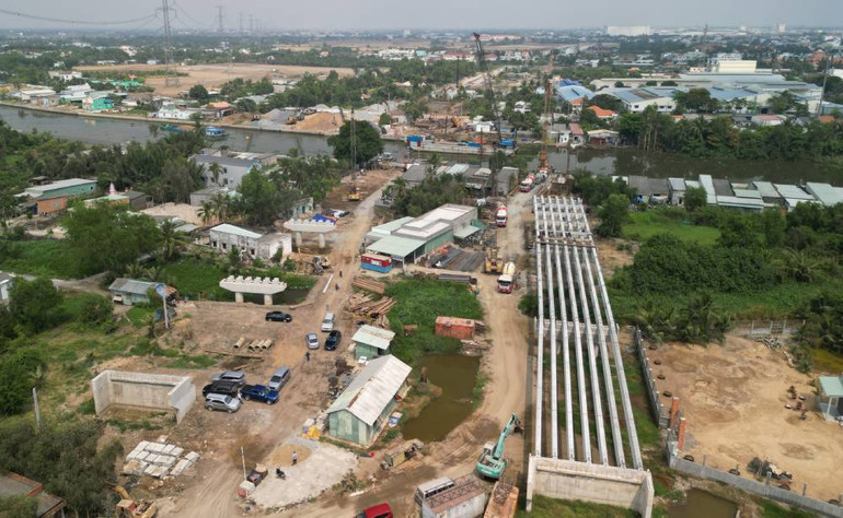 Đường 830E song hành dọc theo tuyến Vành đai 4 Thành phố Hồ Chí Minh đang được nhà thầu triển khai thi công.