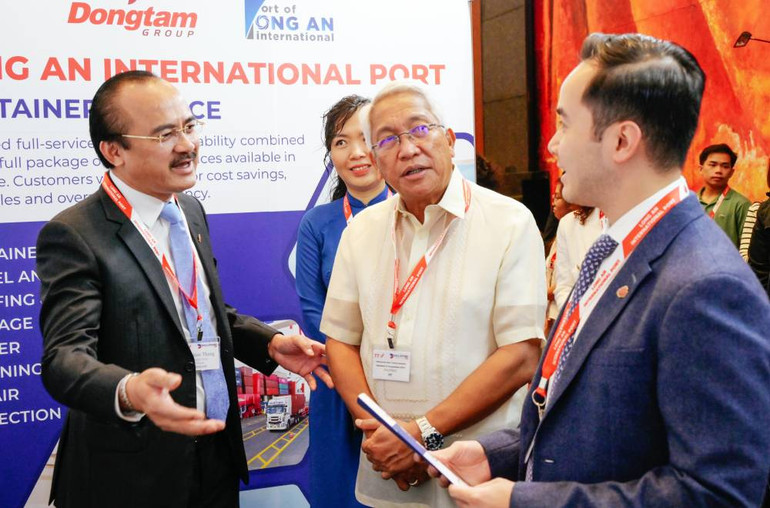 Thứ trưởng Giao thông vận tải Philippines - Ông Elmer U. Sarmiento (giữa) tham quan gian hàng triển lãm và trao đổi thông tin về cảng biển với lãnh đạo Cảng quốc tế Long An.
