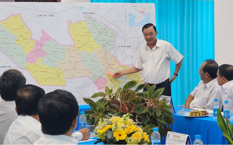 Chủ tịch Hội đồng quản trị Công ty Cổ phần nước Biwase Nguyễn Văn Thiền trình bày các phương án lắp đặt đường ống D120.