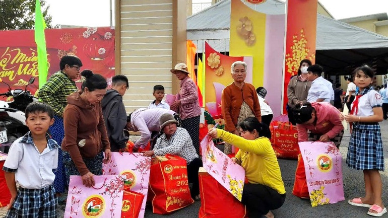 Tết ấm áp đến với bà con có hoàn cảnh khó khăn từ “Chợ Xuân 0 đồng-Lan tỏa yêu thương” do Quân khu 7 tổ chức.