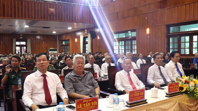 Lãnh đạo Trung ương, nguyên lãnh đạo tỉnh qua các thời kỳ dự họp mặt.