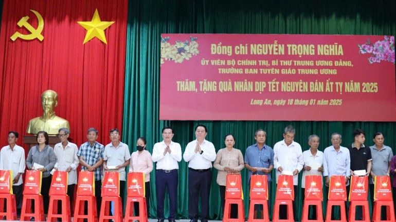 Đồng chí Nguyễn Trọng Nghĩa và lãnh đạo Tỉnh ủy Long an trao quà Tết tới gia đình chính sách huyện Thủ Thừa.