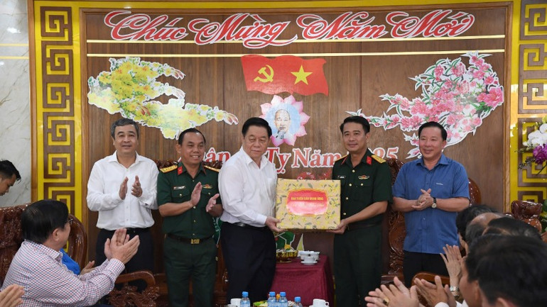 Đồng chí Nguyễn Trọng Nghĩa tặng quà Tết Bộ Chỉ huy quân sự tỉnh Long An.