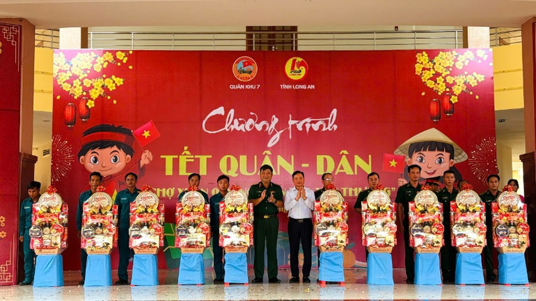 Lãnh đạo Quân khu 7 và tỉnh Long An Trao quà Tết cho lực lượng làm nhiệm vụ trên khu vực biên giới.