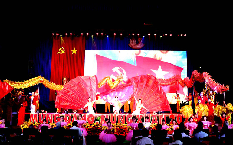 Chương trình văn nghệ mừng họp mặt.