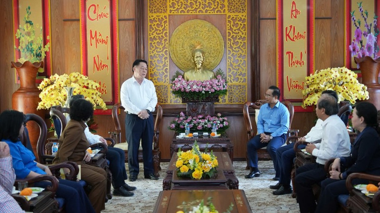 Ủy viên Bộ Chính trị, Trưởng Ban Tuyên giáo Trung ương Nguyễn Trọng Nghĩa thăm, chúc Tết Đảng bộ, chính quyền tỉnh Long An.