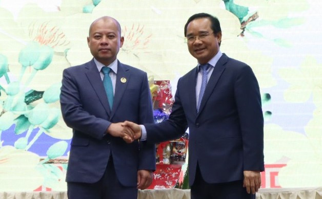 Bí thư Tỉnh ủy Long An (phải) thay mặt Đảng bộ, chính quyền và Nhân dân Long An nhận quà Tết do Ngài Peng Pôsa, Ủy viên Trung ương Đảng Nhân dân Campuchia, Phó Chủ tịch Đảng nhân dân, Tỉnh trưởng Ban hành chính tỉnh Svây Rieng (trái) trao tặng.