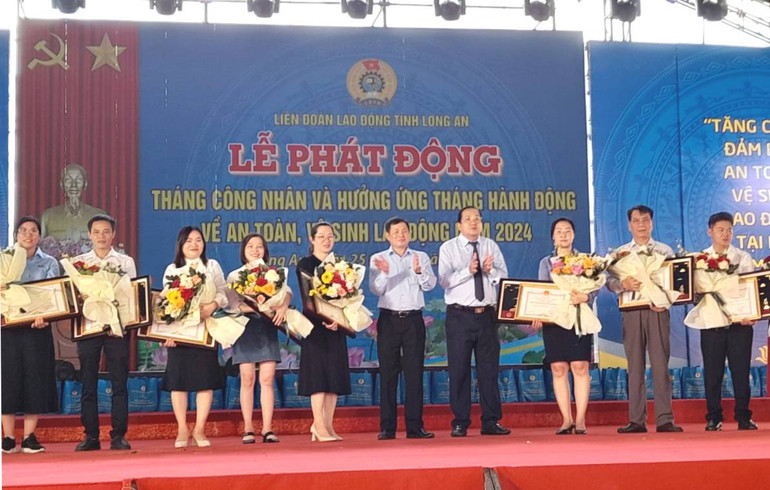 Đại diện Lãnh đạo tỉnh Long An trao Bằng khen của Chủ tịch Ủy ban nhân dân tỉnh Long An cho doanh nghiệp.