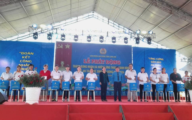 Lãnh đạo Liên đoàn Lao động tỉnh Long An tặng quà công nhân lao động có hoàn cảnh khó khăn.