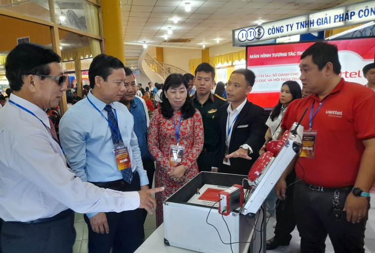 Lãnh đạo tỉnh Long An tham quan khu vực triển lãm sản phẩm về chuyển đổi số của Viettel.