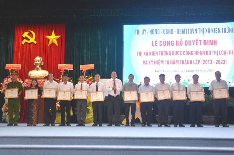 Lãnh đạo tỉnh Long An khen thưởng cho các cá nhân và tập thể.