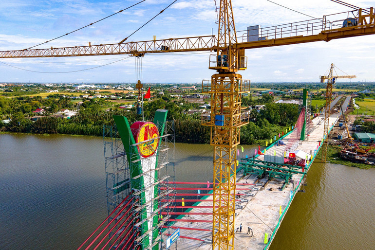 Cầu Vàm Cỏ Tây là đánh dấu sự nối liền của công trình giữa hai bên bờ sông Vàm Cỏ Tây