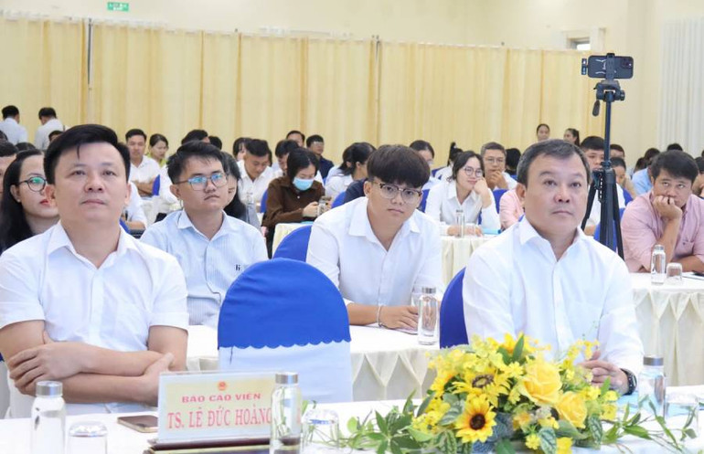 Báo cáo viên, Lãnh đạo Sở Thông tin và Truyền thông Long An tham dự Hội nghị tập huấn.