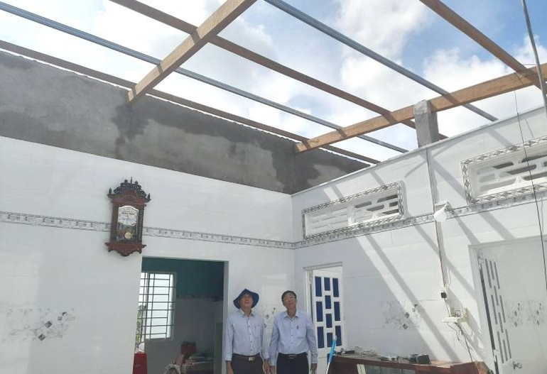 Ban Chỉ huy Phòng, chống lụt bão và Tìm kiếm cứu nạn tỉnh Long An đi thị sát thực tế nhà dân bị vòi rồng hút bay 9 mái nhà.