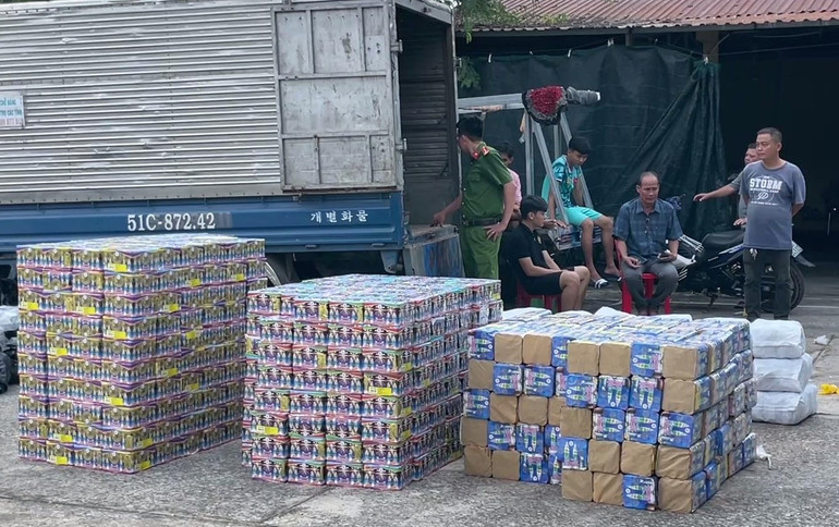 Lực lượng chức năng đang tiến hành kiểm đếm tang vật trên xe tải bị bắt giữ.