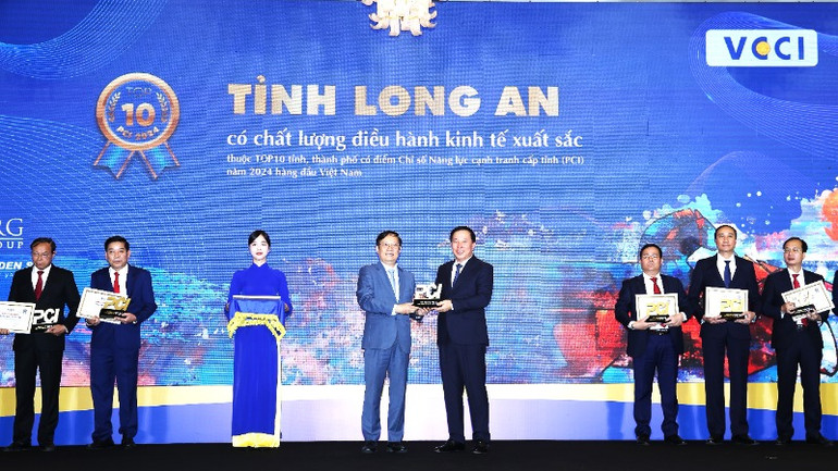 Chủ tịch Ủy ban nhân dân tỉnh Long An Nguyễn Văn Út (bên phải) nhận chứng nhận Long An lọt vào top 3 địa phương trong cả nước có Chỉ số PCI năm 2024 hàng đầu Việt Nam.