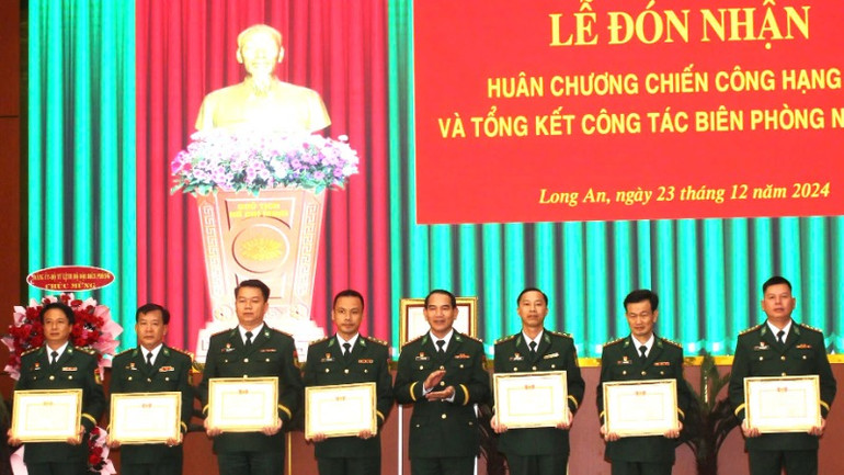 Các tập thể được Bộ Chỉ huy Bộ Chỉ huy Bộ đội Biên phòng Long An khen thưởng.