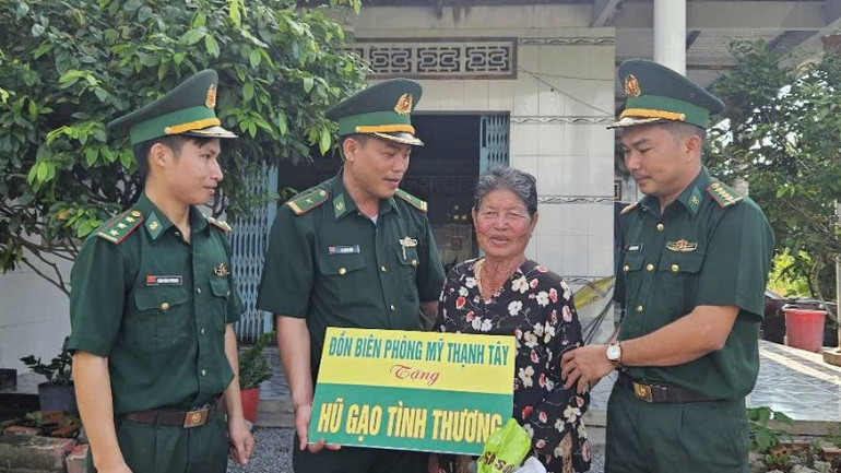 Đồn Biên phòng Mỹ Thạnh Tây (Đức Huệ, Long An) thực hiện mô hình hũ gạo tình thương trên địa bàn đơn vị đóng quân.
