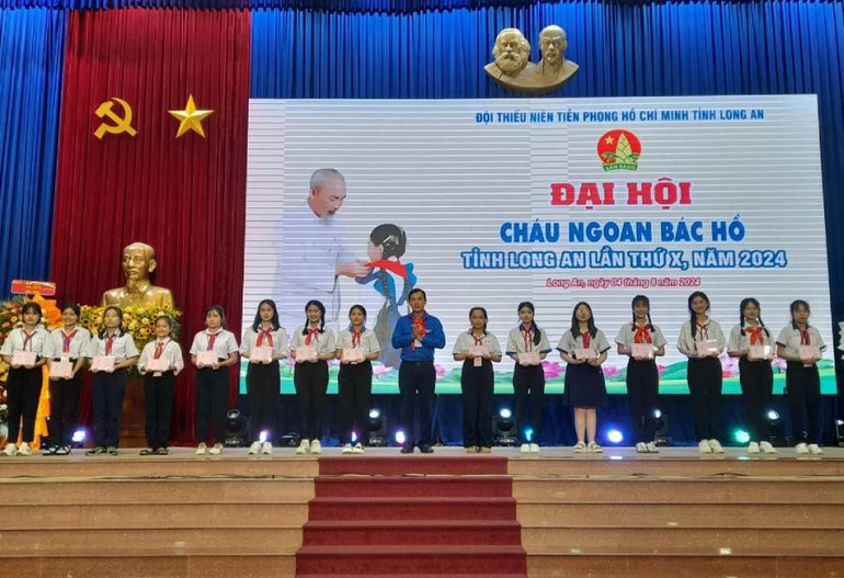 Lãnh đạo Tỉnh đoàn trao tặng Bằng khen cho 15 anh, chị giáo viên làm Tổng Phụ trách Đội tiêu biểu.