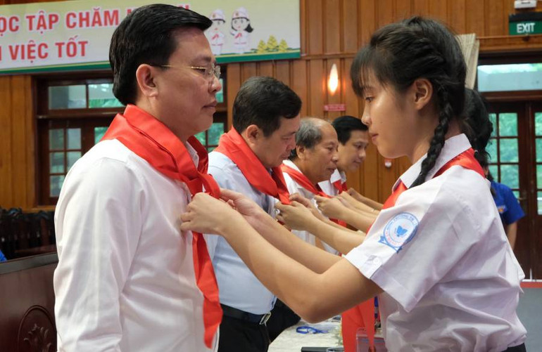 Đội viên Đội Thiếu niên Tiền phong Hồ Chí Minh quàng khăn quàng đỏ cho các đại biểu dự đại biểu Đại hội Cháu ngoan Bác Hồ.