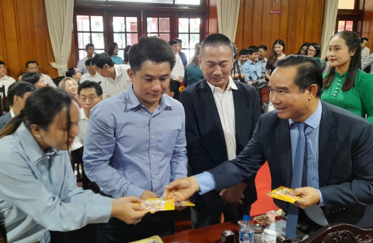 Bí thư Tỉnh ủy Long An Nguyễn Văn Được trao lộc đầu đầu Xuân cho cộng đồng doanh nghiệp.