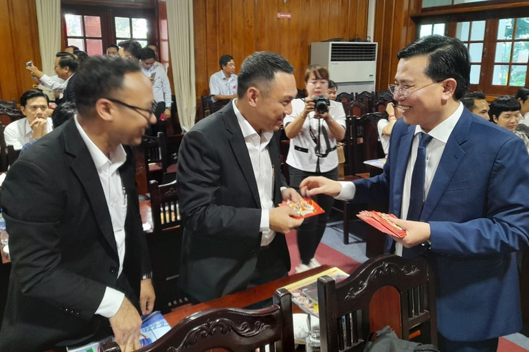 Phó Bí thư Tỉnh ủy Long An Nguyễn Thanh Hải trao lộc đầu Xuân cho cộng đồng doanh nghiệp.