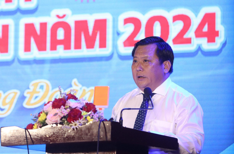 Phó Chủ tịch Ủy ban nhân dân tỉnh Long An Huỳnh Văn Sơn tại chương trình Tết sum vầy tối ngày 15/1/2024. Phó Chủ tịch Ủy ban nhân dân tỉnh Long An Huỳnh Văn Sơn tại chương trình Tết sum vầy tối ngày 15/1/2024.