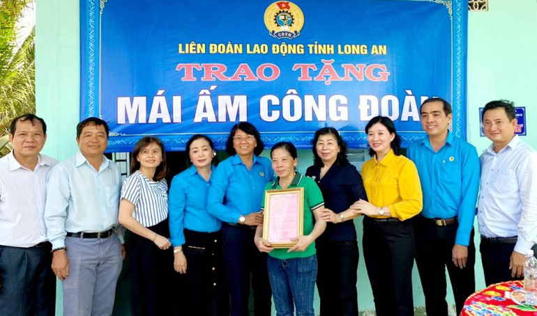 Liên đoàn Lao động tỉnh Long An trao tặng mái ấm tình thương cho đoàn viên công đoàn Nguyễn Thị Tuyết, Trường cao đẳng Long An-Cơ sở Cần Giuộc, Long An. Liên đoàn Lao động tỉnh Long An trao tặng mái ấm tình thương cho đoàn viên công đoàn Nguyễn Thị Tuyết, Trường cao đẳng Long An-Cơ sở Cần Giuộc, Long An.