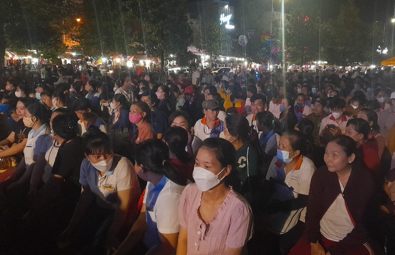 800 công nhân lao động tham dự và nhận quà Tết tại chương trình Tết sum vầy vào tối ngày 15/1/2023 tại huyện Bến Lức, Long An. 800 công nhân lao động tham dự và nhận quà Tết tại chương trình Tết sum vầy vào tối ngày 15/1/2023 tại huyện Bến Lức, Long An.