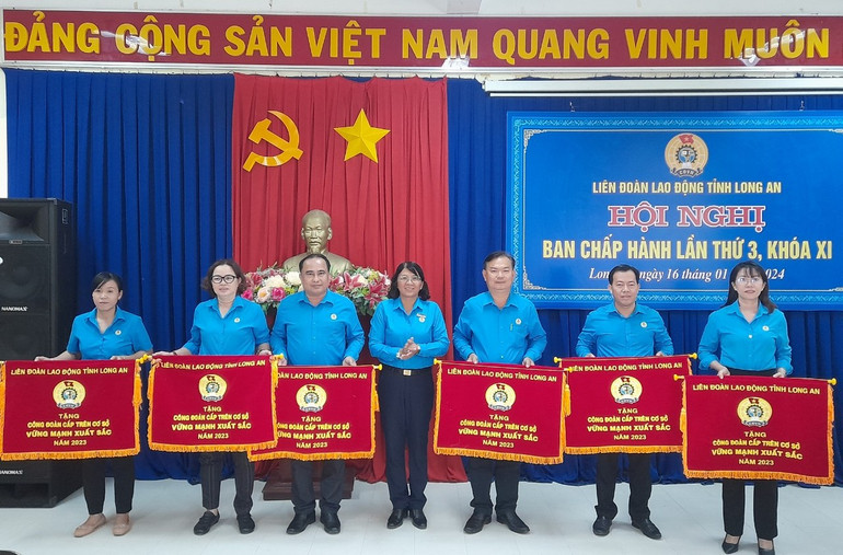 Lãnh đạo Liên đoàn Lao động tỉnh Long An trao cờ thi đua của Liên đoàn Lao động tỉnh cho các tập thể công đoàn cơ sở. Lãnh đạo Liên đoàn Lao động tỉnh Long An trao cờ thi đua của Liên đoàn Lao động tỉnh cho các tập thể công đoàn cơ sở.