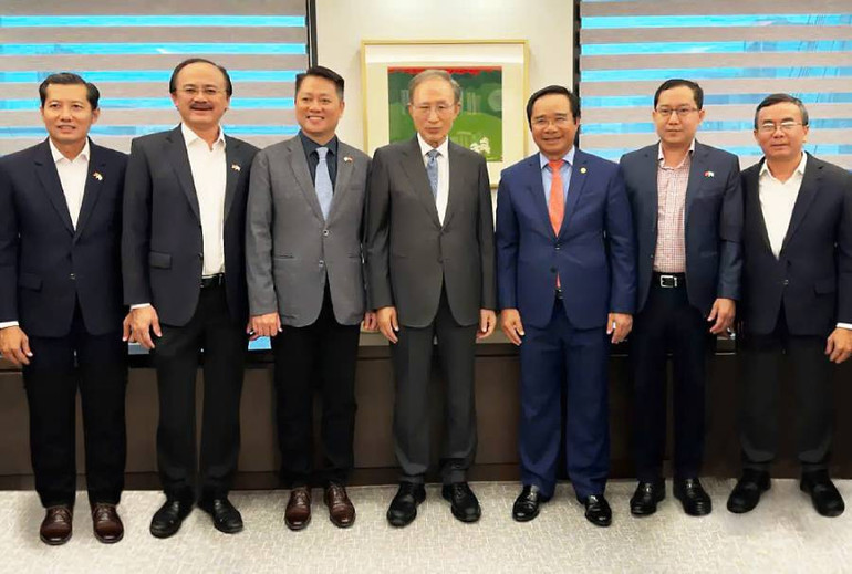 Đoàn công tác tỉnh Long An chụp hình lưu niệm với Cựu Tổng thống Lee Myung Bak.