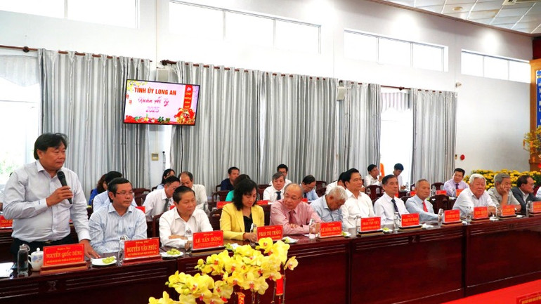 Cán bộ Trung ương là con em Long An phát biểu tại buổi họp mặt.
