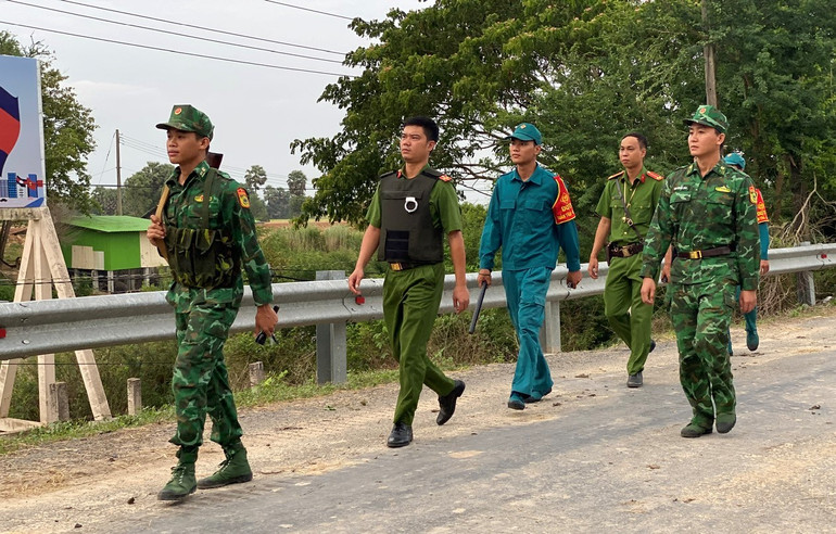 Đồn Biên phòng Sông Trăng phối hợp Công an xã Hưng Điền B (huyện Tân Hưng, tỉnh Long An) tuần tra, kiểm soát trên tuyến biên giới.