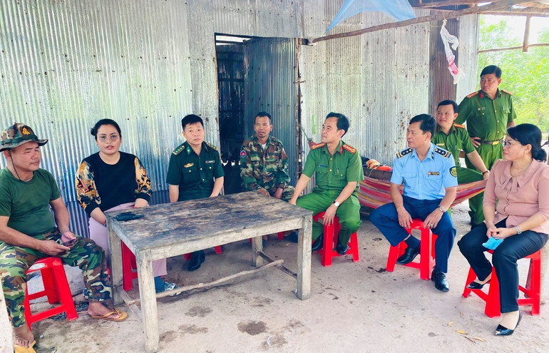 Đoàn công tác Ban Chỉ đạo 389 tỉnh Long An trao đổi với lực lượng bảo vệ biên giới phía Campuchia.
