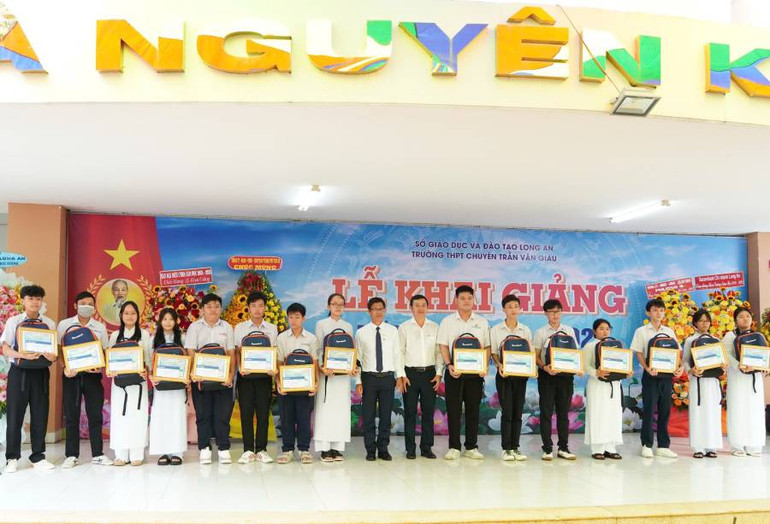 Nhà tài trợ trao quà và học bổng cho học sinh có hoàn cảnh khó khăn.