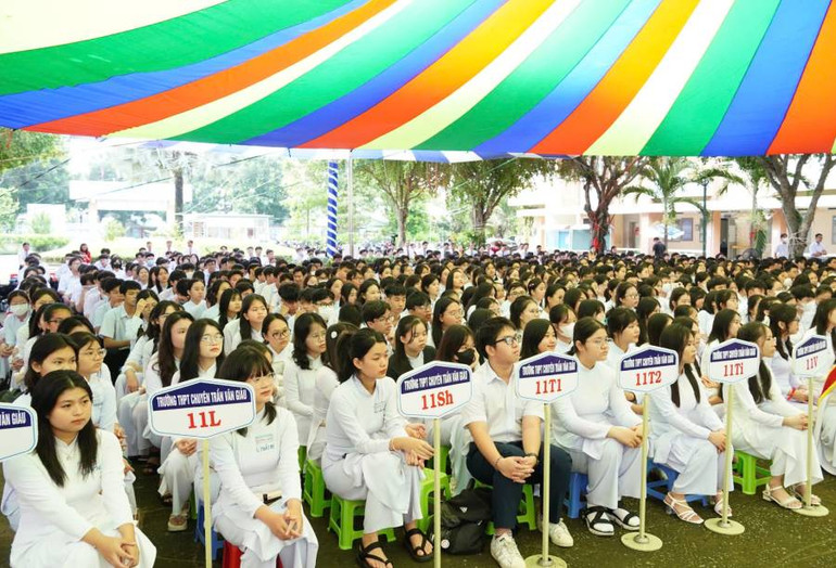 Học sinh Trường Trung học phổ thông Chuyên Trần Văn Giàu dự lễ khai giảng năm học mới.