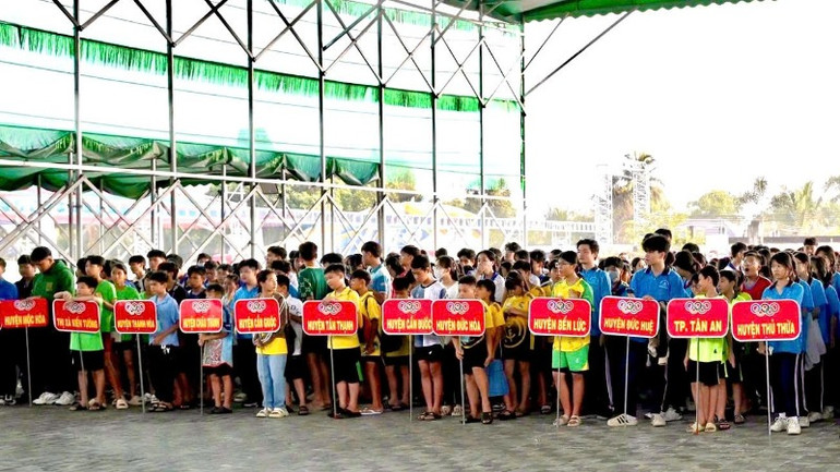 Học sinh trên địa bàn tỉnh tham dự Giải bơi lội ở các nhóm tuổi thanh, thiếu niên.