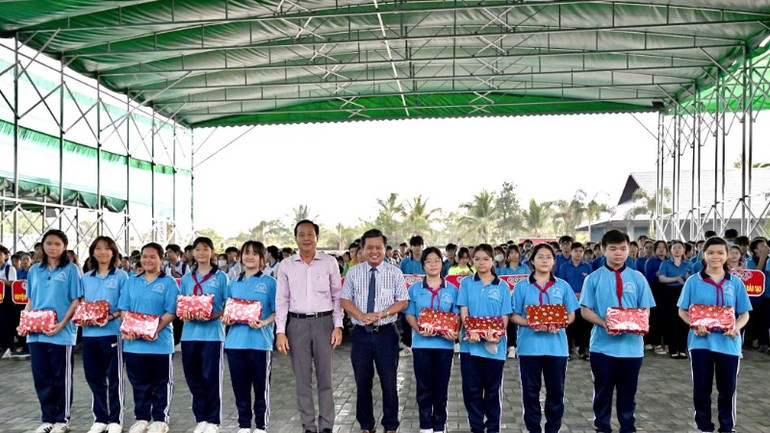 Ban tổ chức tặng dụng cụ bơi lội, phòng đuối nước cho đại diện các địa phương.