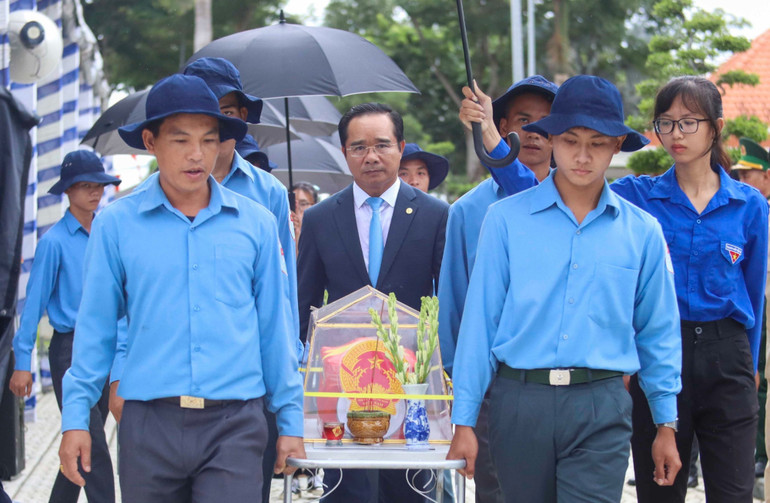 Lãnh đạo tỉnh Long An đưa các anh hùng liệt sĩ đến nơi an táng tại Nghĩa trang Liệt sĩ huyện Vinh Hưng-Tân Hưng, tỉnh Long An.