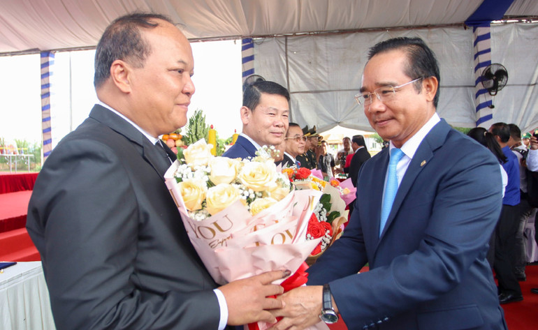 Lãnh đạo tỉnh Long An tặng hoa cho lực lượng Campuchia hỗ trợ Đội K73 trong quá trình tìm kiếm, cất bốc hài cốt liệt sĩ hy sinh tại Campuchia.