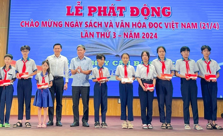 Văn phòng Báo Nhân Dân tại Long An và nhà tài trợ học bổng Đồng Tâm Group trao học bổng cho học sinh có hoàn cảnh khó khăn tại lễ phát động.