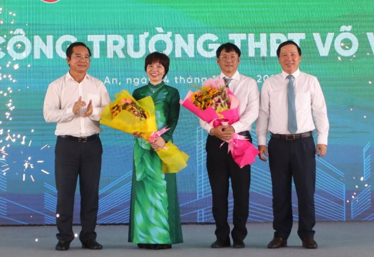 Bí thư Tỉnh ủy Long An Nguyễn Văn Được (bìa trái), Chủ tịch UBND tỉnh Long An Nguyễn Văn Út (bìa phải) tặng hoa cảm ơn nhà tài trợ xây trường theo phương thức chìa khóa trao tay.